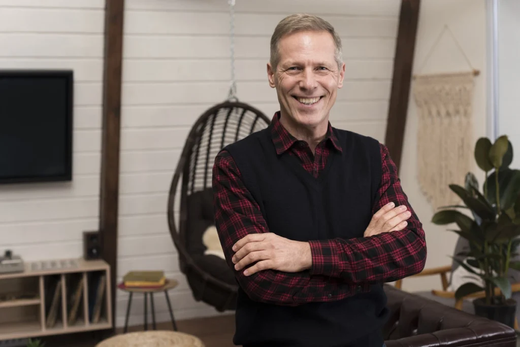 smiley man posing with arms crossed