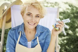una mujer que se dedica a la jardinería después de haber ido a Great White Dental